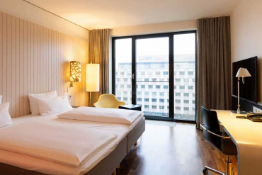 Ibis-Budget-Kurfurstendamm-Berlin-Hotel-aussen-links-NFL-Ticket-mit-Hotel